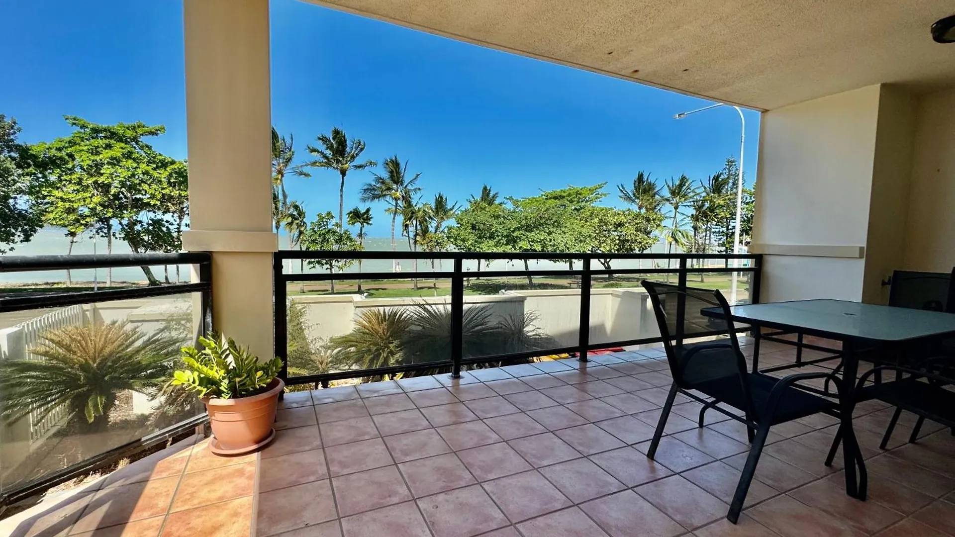 Townsville Beachfron Apartments On The Strand - 2