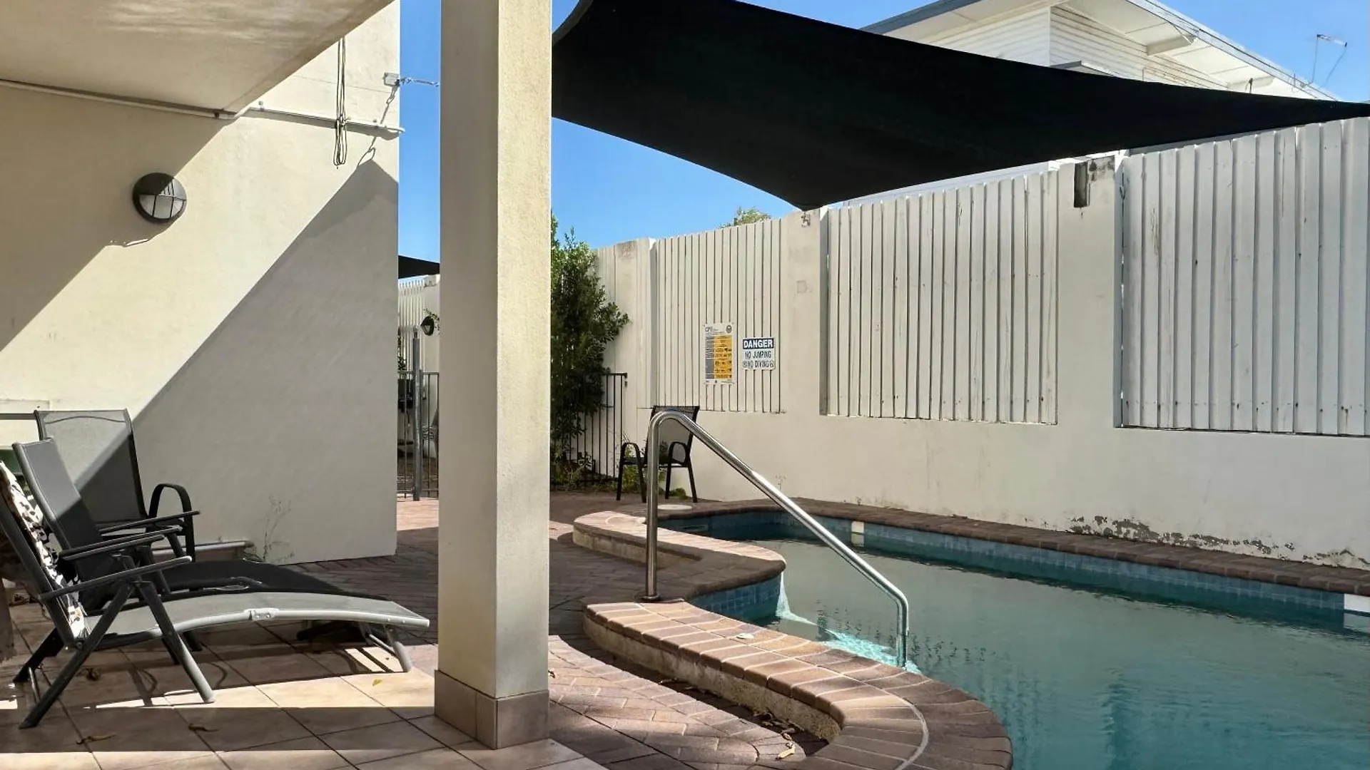 Townsville Beachfron Apartments On The Strand - 2