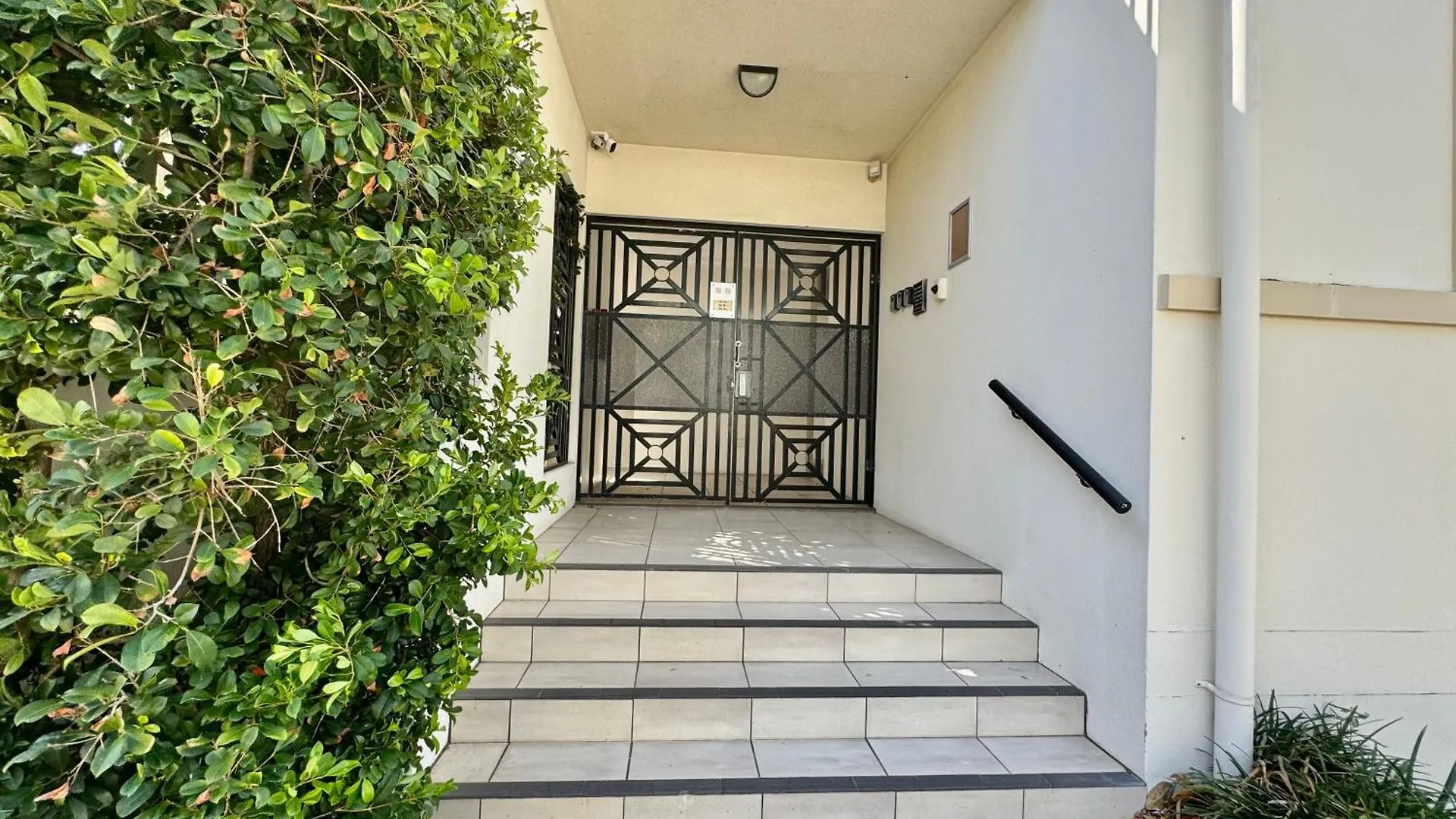 Townsville Beachfron Apartments On The Strand - 2 0*,