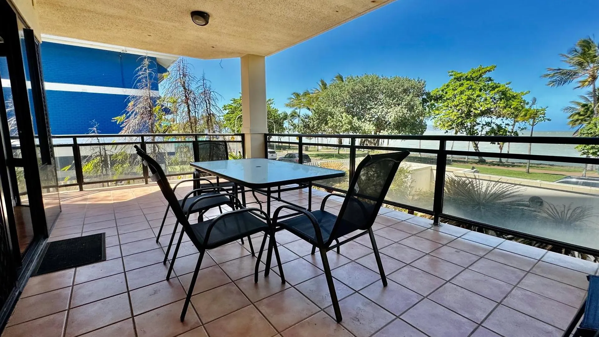 Townsville Beachfron Apartments On The Strand - 2